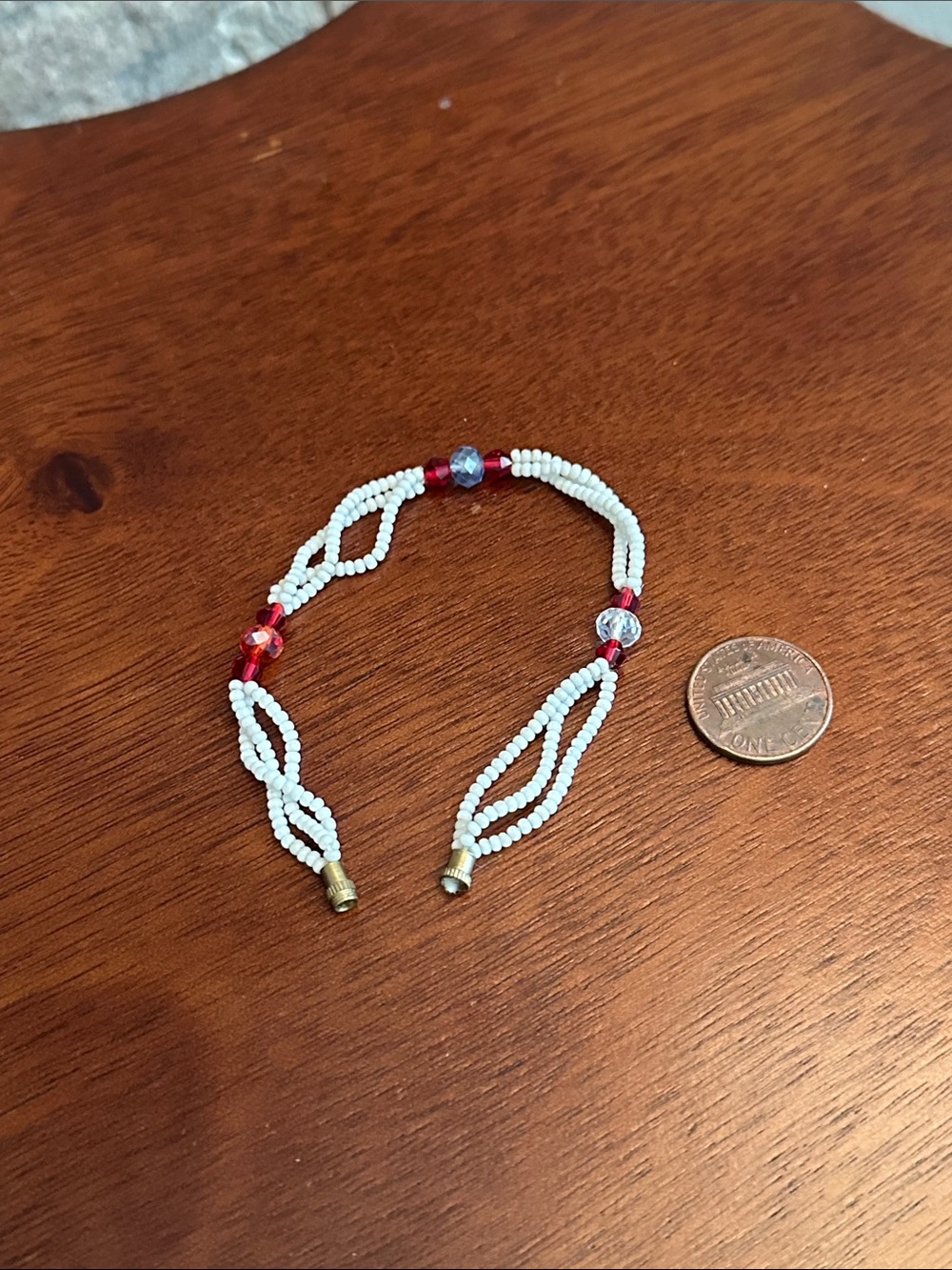 Fashion Jewelry White Seed Bead Bracelet with Red and Clear Accents